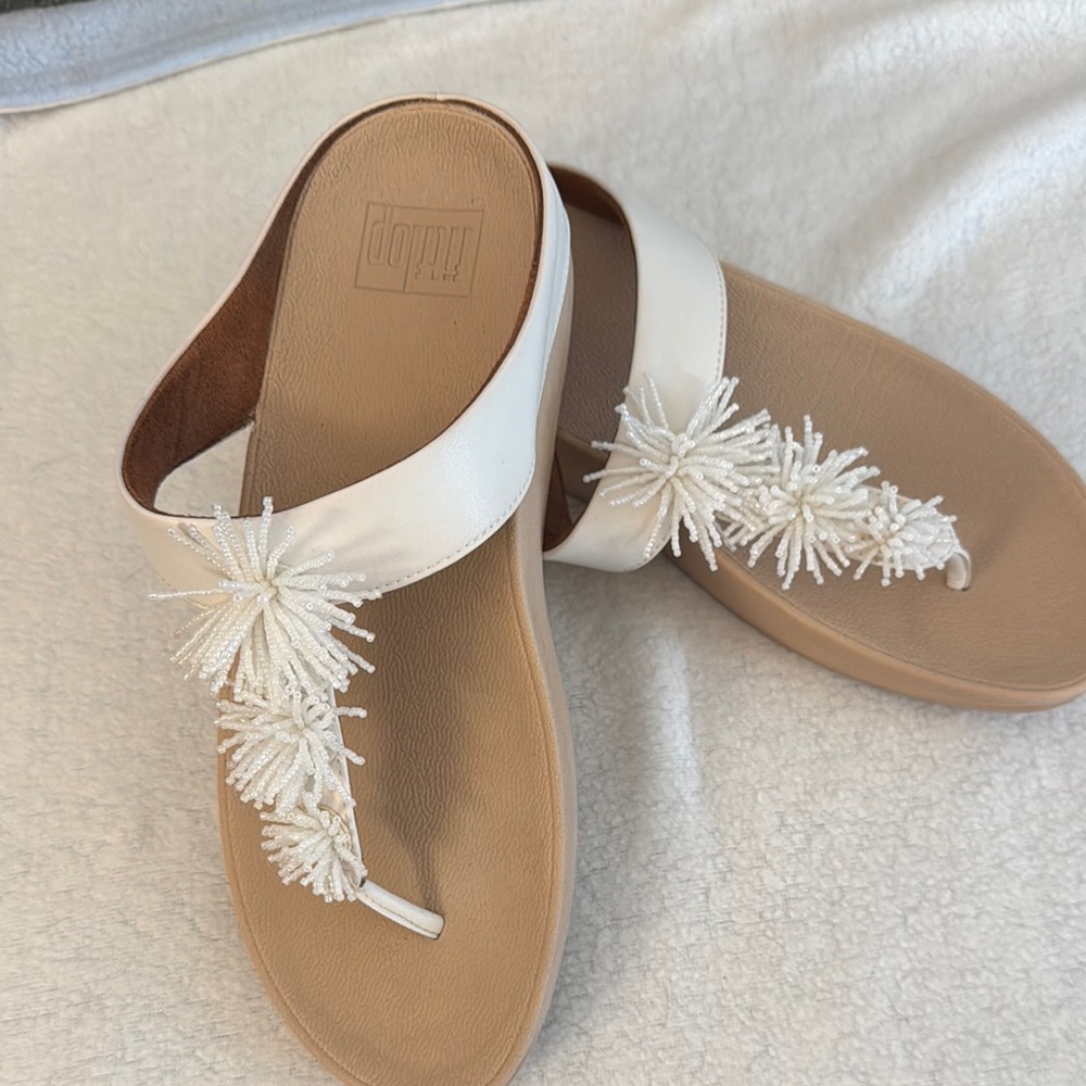 Fitflop White and Tan Sandals with Floral 🌼🌼🌼Embellishments
Size 9
🌼🌼🌼